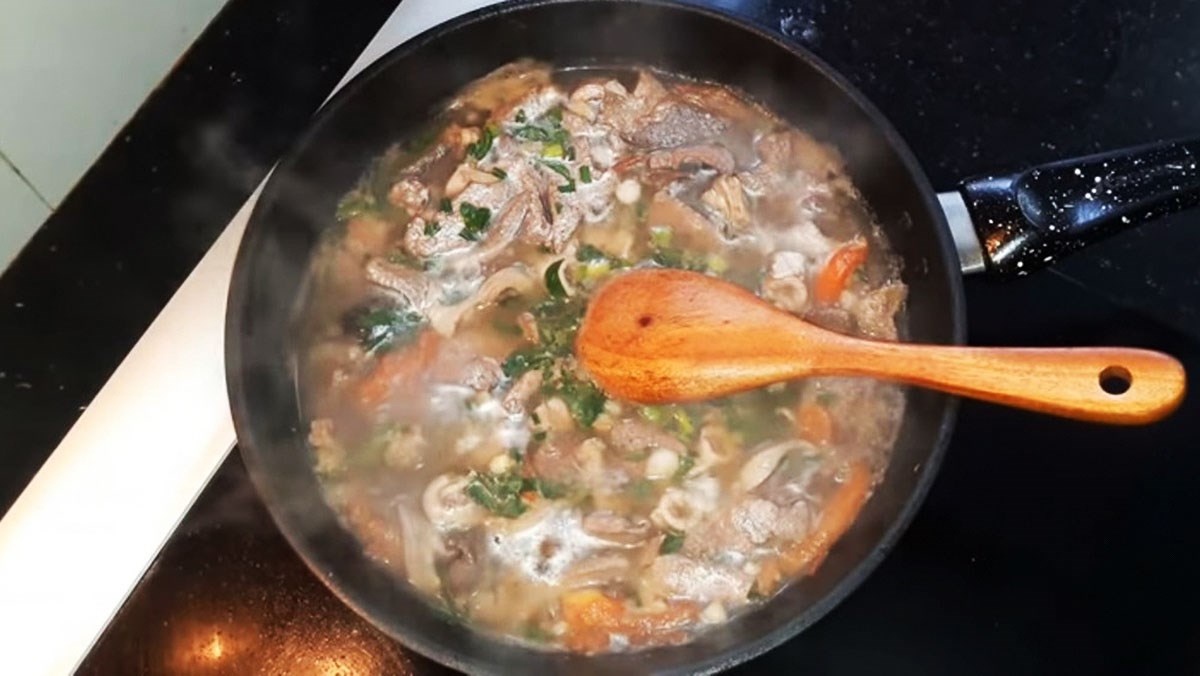 cach-nau-canh-long-lon-long-heo-thom-ngon-la-mieng-cho-bua-avt-1200x676-2 Canh lòng lợn