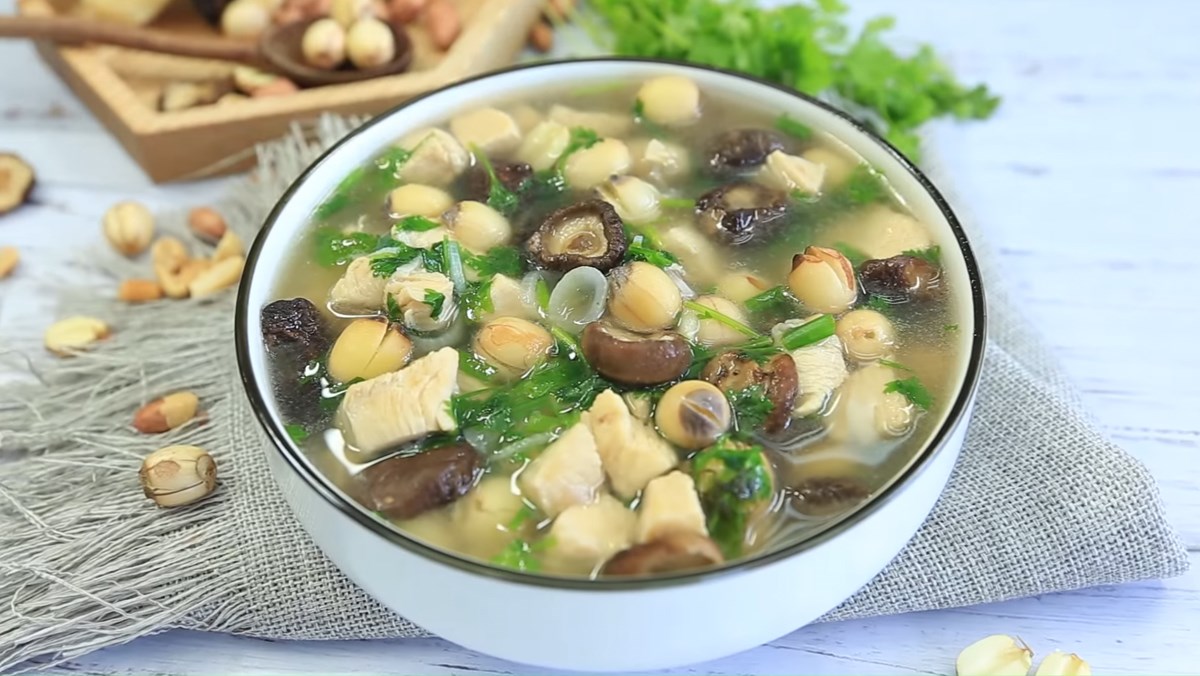 canh gà hạt sen và gà hầm hạt sen