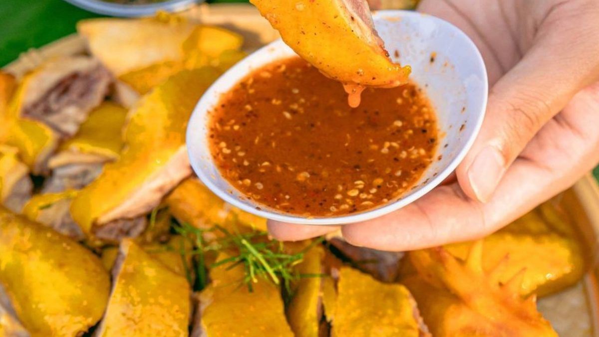 Cách ăn gà ủ muối đúng điệu chuẩn vị bằng lò vi sóng Cách ăn gà ủ muối đúng điệu chuẩn vị bằng lò vi sóng