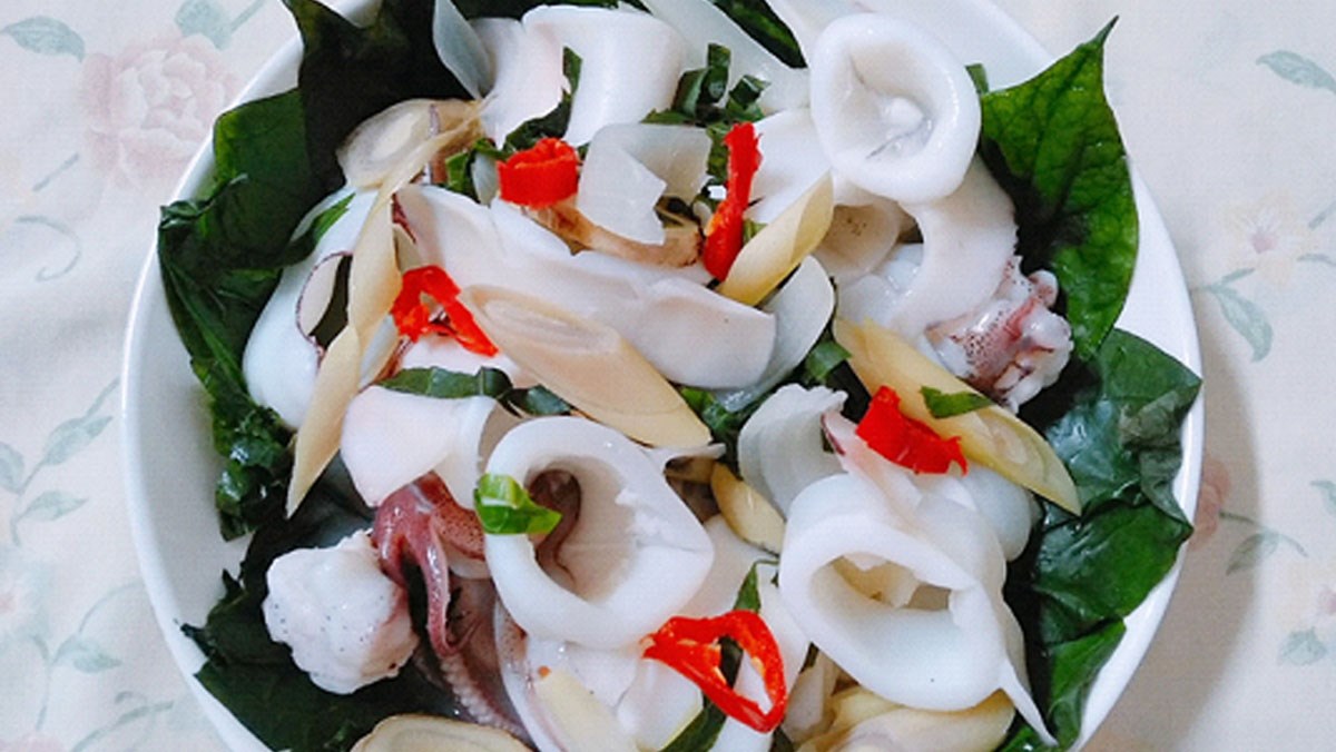Cách làm mực hấp lá lốt giòn ngọt siêu ngon siêu lạ miệng cho cả nhà Cách làm mực hấp lá lốt giòn ngọt siêu ngon siêu lạ miệng cho cả nhà