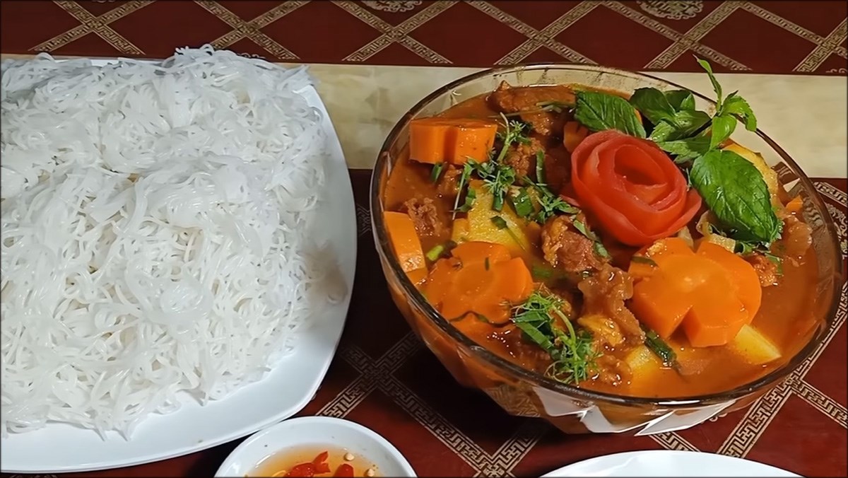 Bò sốt vang với gấc Bò sốt vang với gấc