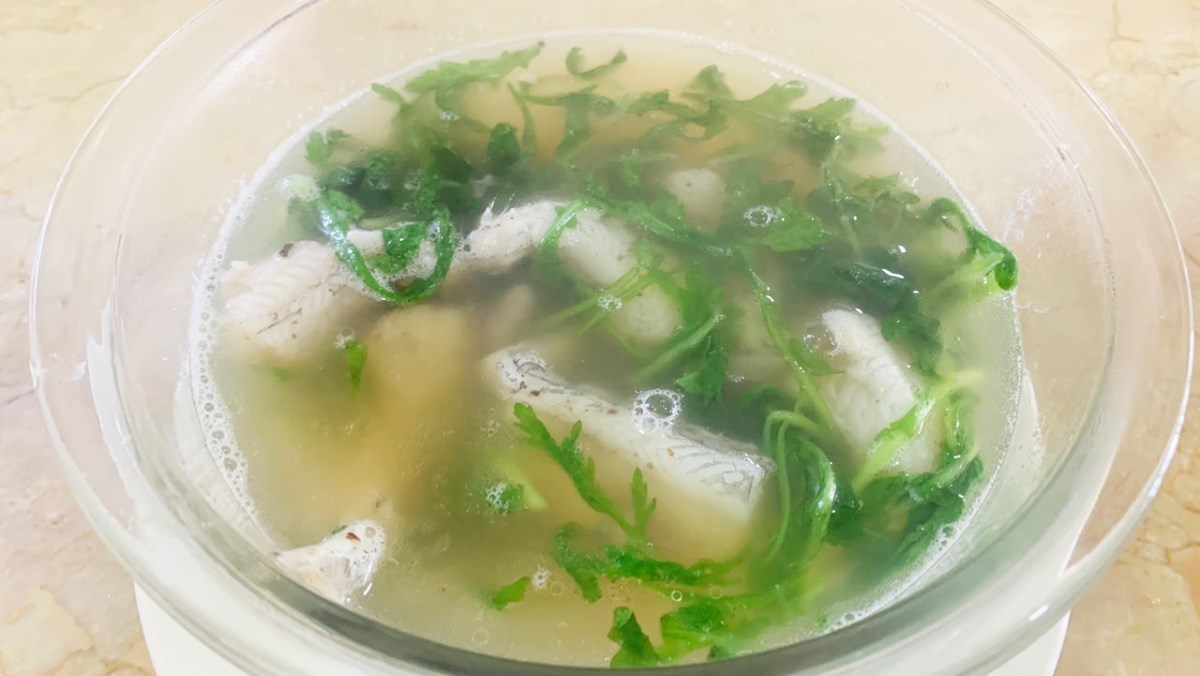 Cách nấu canh cá khoai cải cúc (tần ô) ngọt mát đưa cơm cho cả nhà Cách nấu canh cá khoai cải cúc (tần ô) ngọt mát đưa cơm cho cả nhà