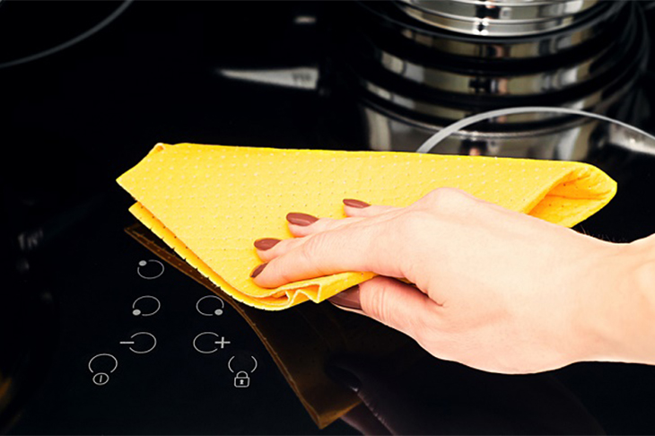 Làm sạch bếp từ hàng ngày để ngăn vết bẩn tích tụ
