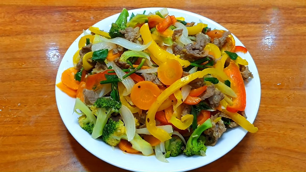 cachlamboxaothapcam-dongian-boduongvangonmieng-ngockitchen16-46screenshot-1200x674-2 Thịt bò xào thập cẩm