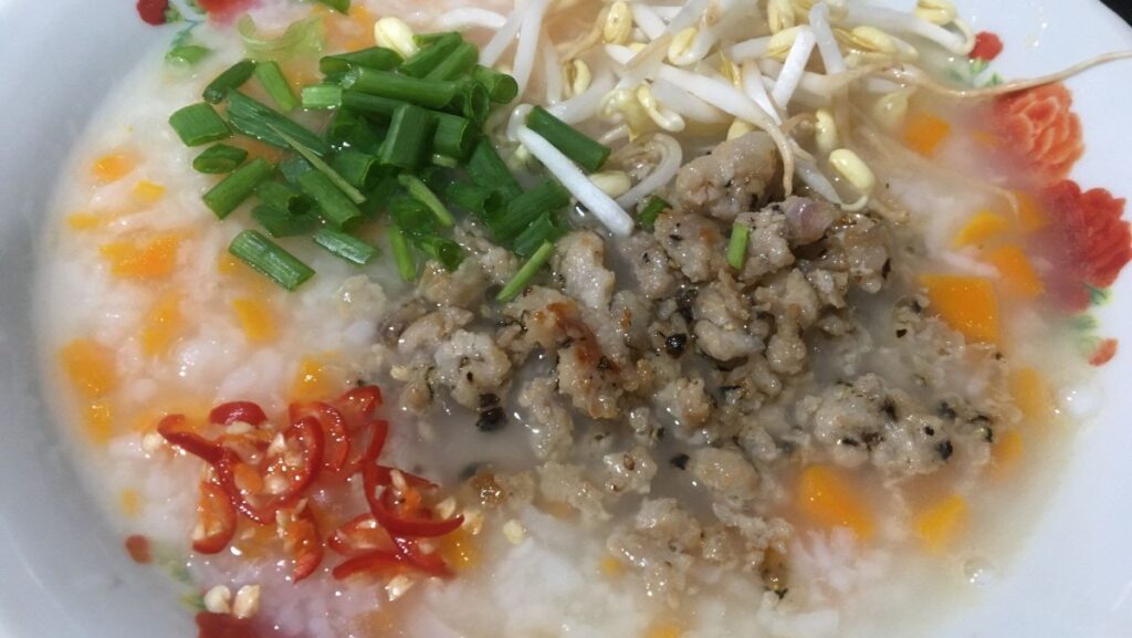 Cách nấu cháo thịt băm cà rốt thơm ngon đầy dinh dưỡng cho bữa sáng