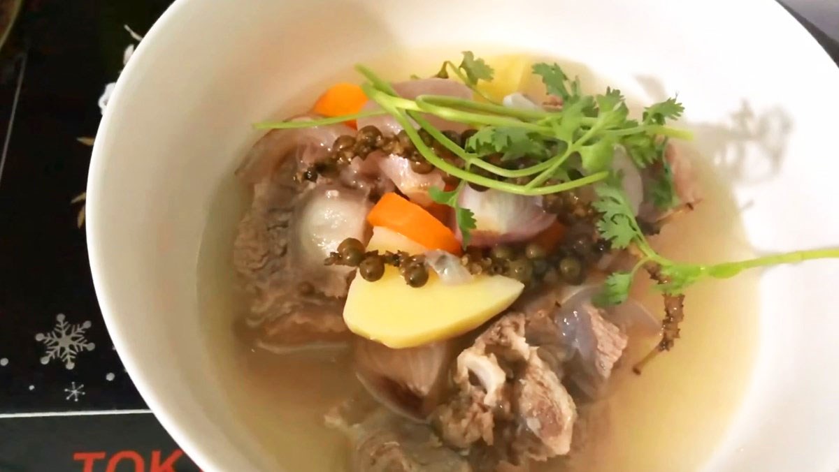 Cách làm đuôi bò hầm tiêu xanh bằng nồi áp suất thơm ngon cho ngày mưa Cách làm đuôi bò hầm tiêu xanh bằng nồi áp suất thơm ngon cho ngày mưa