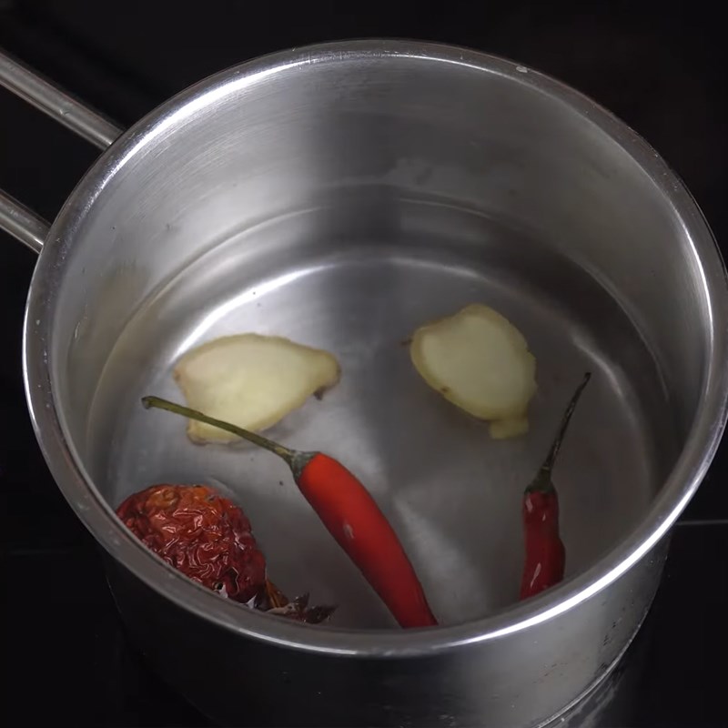 Bước 2 Luộc thịt gà Chà bông gà cay (ruốc gà cay) Bước 2 Luộc thịt gà Chà bông gà cay (ruốc gà cay)