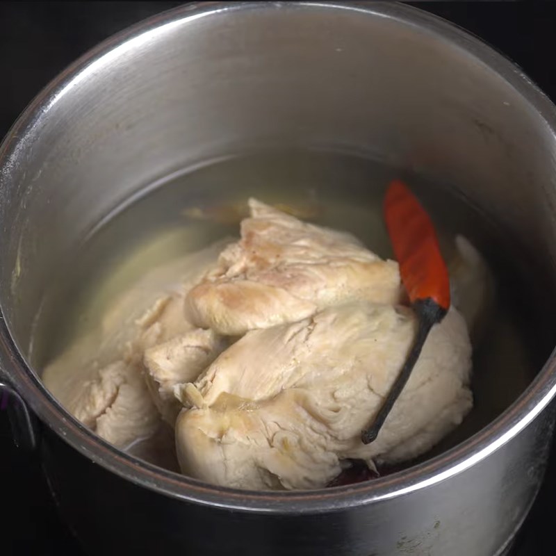 Bước 2 Luộc thịt gà Chà bông gà cay (ruốc gà cay) Bước 2 Luộc thịt gà Chà bông gà cay (ruốc gà cay)