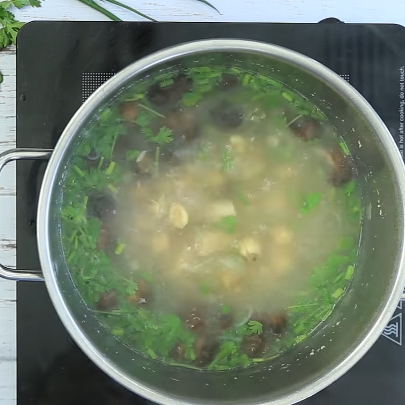 Bước 3 Nấu canh gà Canh gà hạt sen