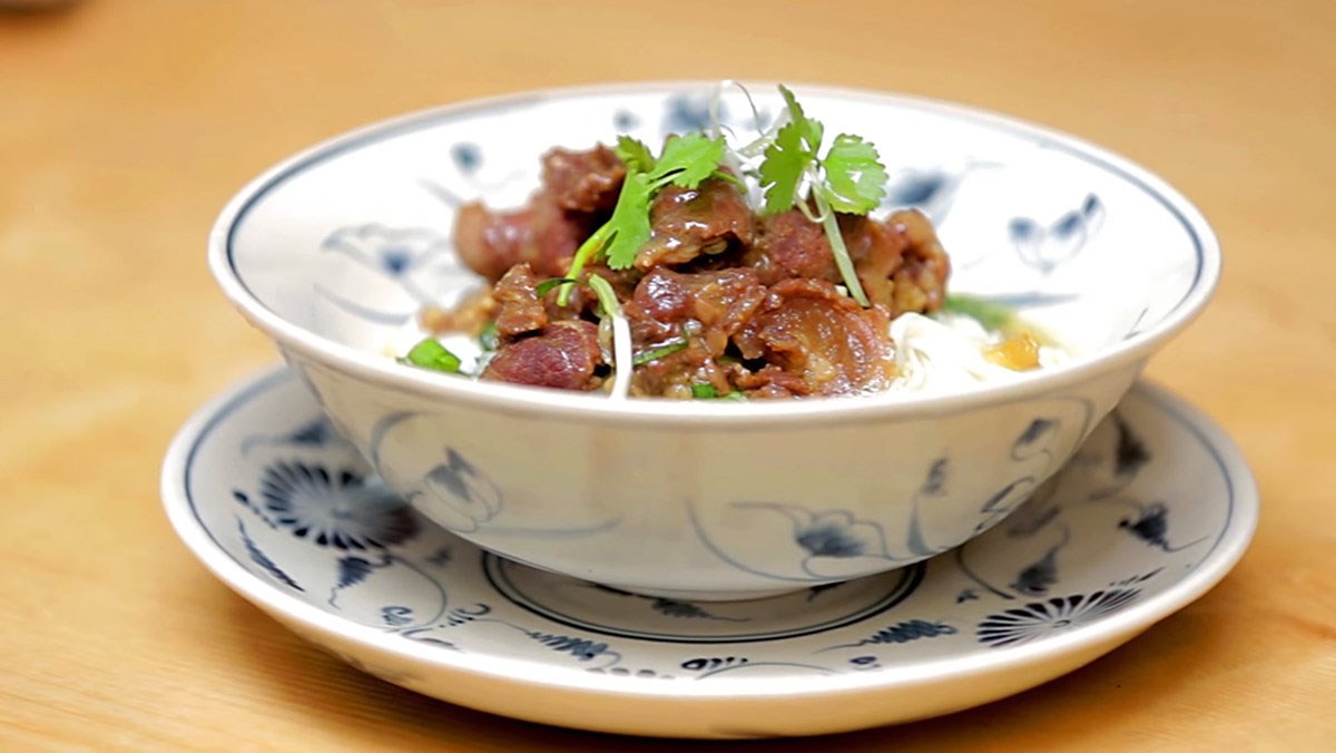 Cách nấu phở bò sốt vang thơm ngon đậm đà cho bữa ăn them mới lạ
