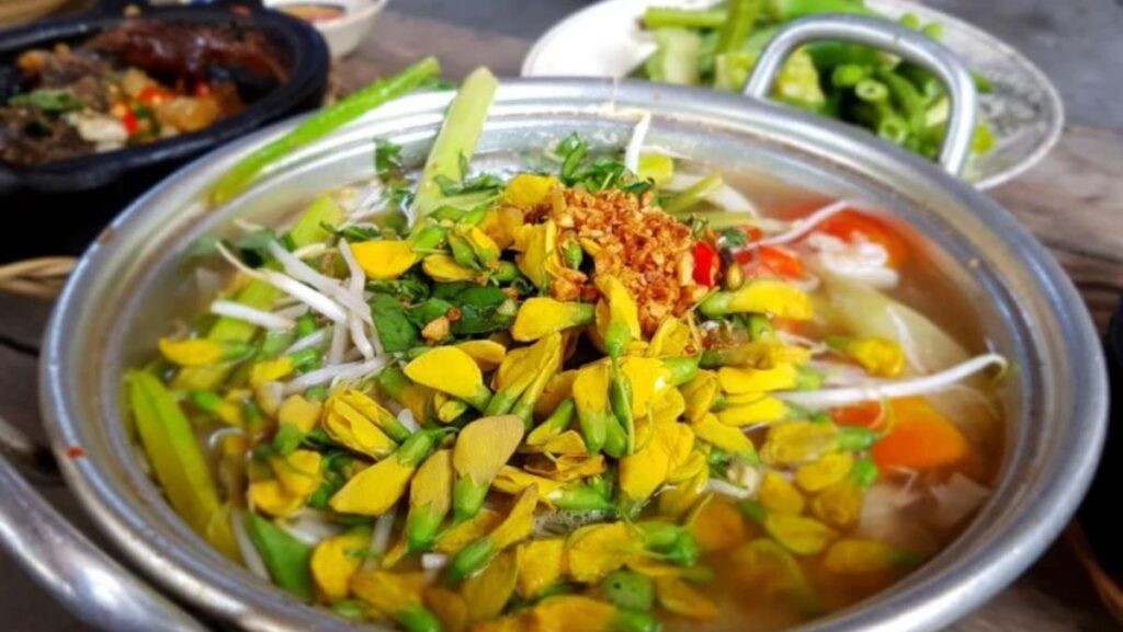 2 cách làm cá bóng nấu canh chua không tanh bằng nồi thuỷ tinh