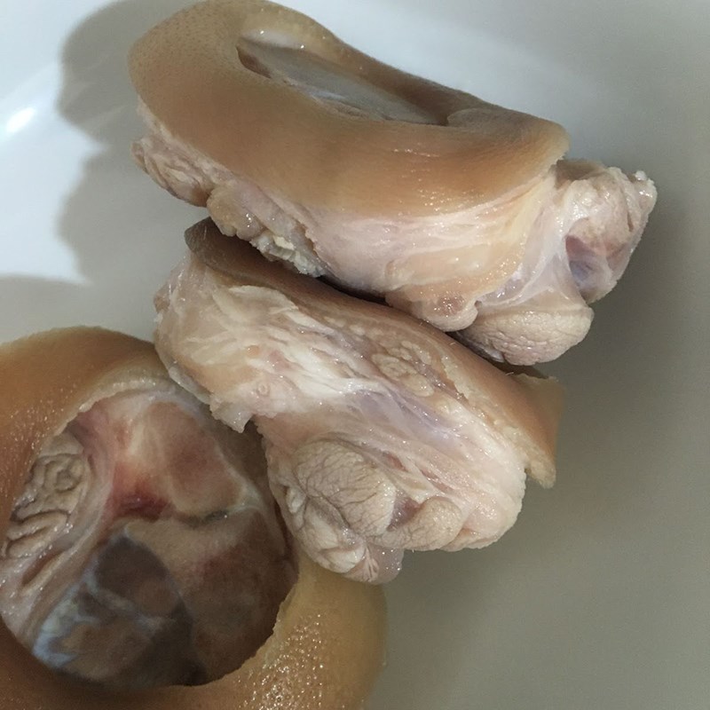 so-che-va-uop-gio-heo Bước 1 Sơ chế và ướp giò heo Canh giò heo rau ngót