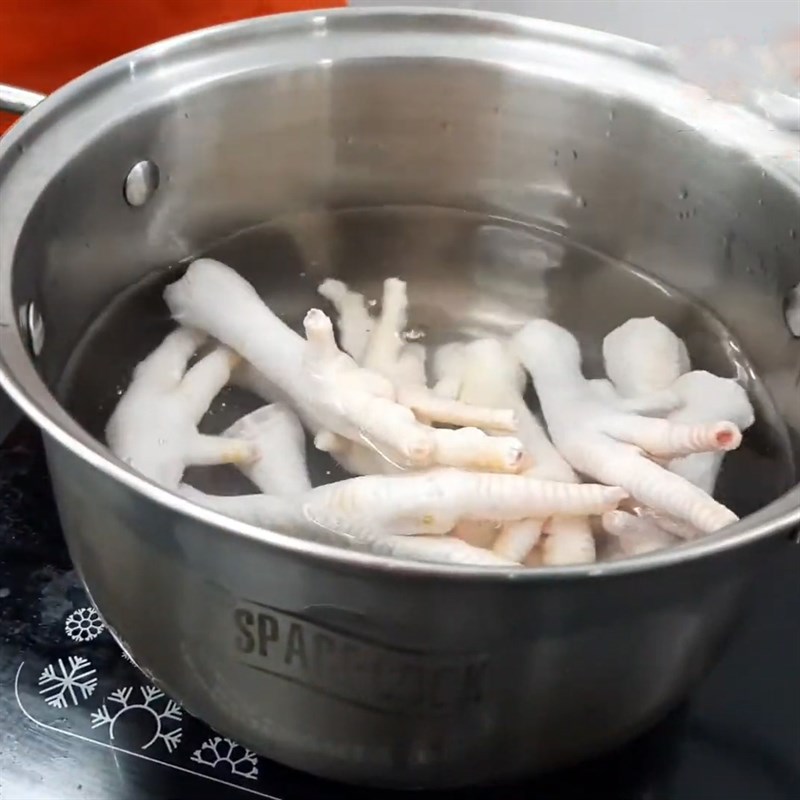 sup-hai-sam-bao-ngu-vi-ca-4 Bước 3 Trụng chân gà Súp hải sâm thịt gà