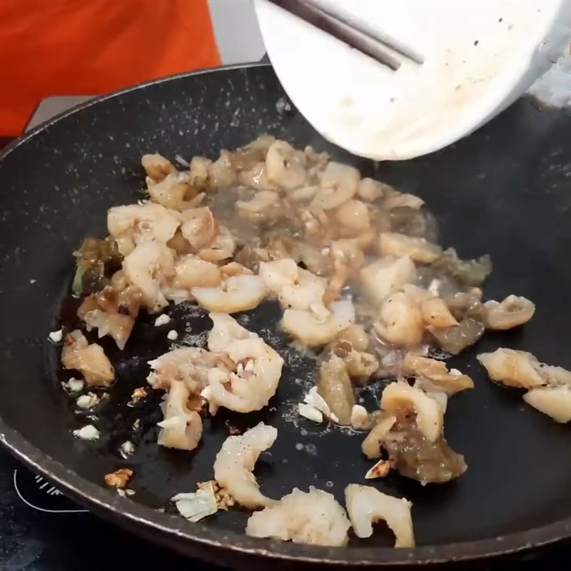 sup-hai-sam-bao-ngu-vi-ca-9 Bước 6 Xào hải sâm và nấm Súp hải sâm thịt gà