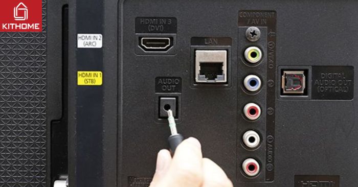 Bước 1: Sau khi đã kiểm tra và xác định được jack kết nối phù hợp (bạn trang bị thêm jack cắm chuyển đổi phù hợp với từng loại Tivi), sau đó lấy đầu 3.5mm cắm vào cổng suất âm thanh trên tivi (Audio Out) Bước 1: Sau khi đã kiểm tra và xác định được jack kết nối phù hợp (bạn trang bị thêm jack cắm chuyển đổi phù hợp với từng loại Tivi), sau đó lấy đầu 3.5mm cắm vào cổng suất âm thanh trên tivi (Audio Out)