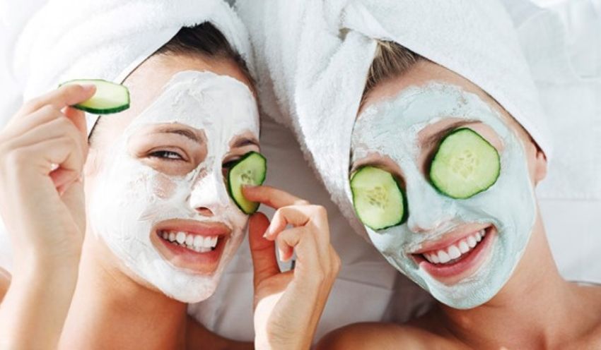 Đắp mặt nạ bổ sung dưỡng chất thường xuyên cho da là một cách chống khô da hiệu quả
