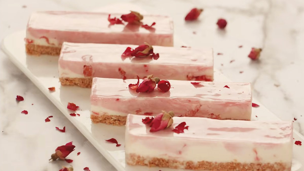 cheesecake hoa hồng mâm xôi đỏ cheesecake hoa hồng mâm xôi đỏ
