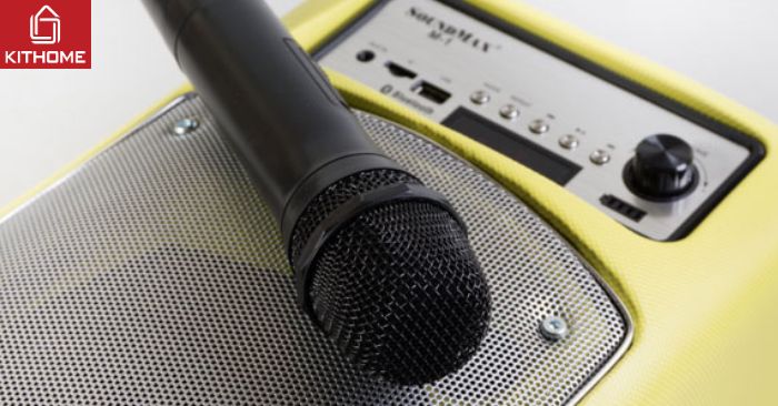 Bước 5: Sử dụng micro không dây đi kèm với loa kéo hoặc trang bị micro không dây (đối với những loại loa không có micro không dây) để hát. Bước 5: Sử dụng micro không dây đi kèm với loa kéo hoặc trang bị micro không dây (đối với những loại loa không có micro không dây) để hát.