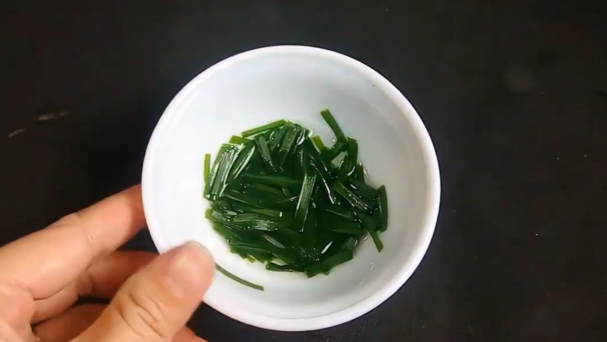 Cách làm lá hẹ hấp đường phèn chữa ho tốt cho cổ họng Cách làm lá hẹ hấp đường phèn chữa ho tốt cho cổ họng