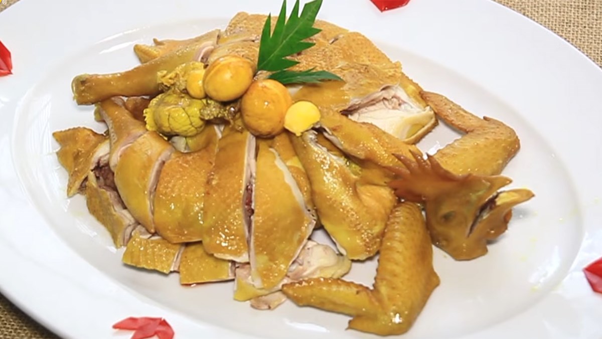 Chặt gà xếp nguyên con và tạo dáng gà Chặt gà xếp nguyên con và tạo dáng gà