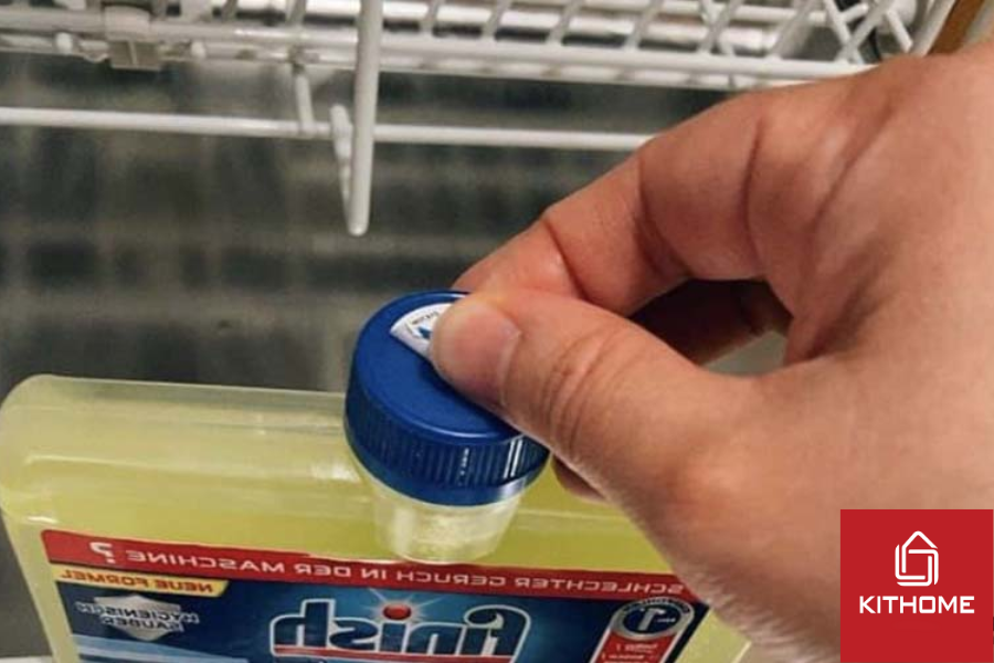 Bóc phần nhãn dán trên nắp chai Bóc phần nhãn dán trên nắp chai