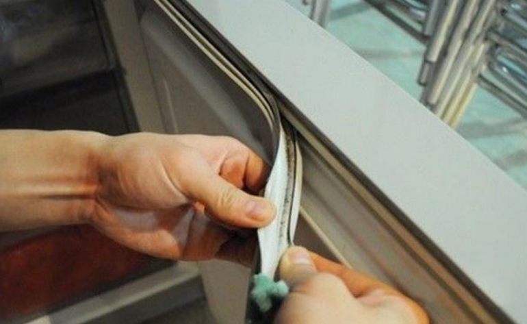 Do gioăng tủ lạnh mất tính đàn hồi Do gioăng tủ lạnh mất tính đàn hồi