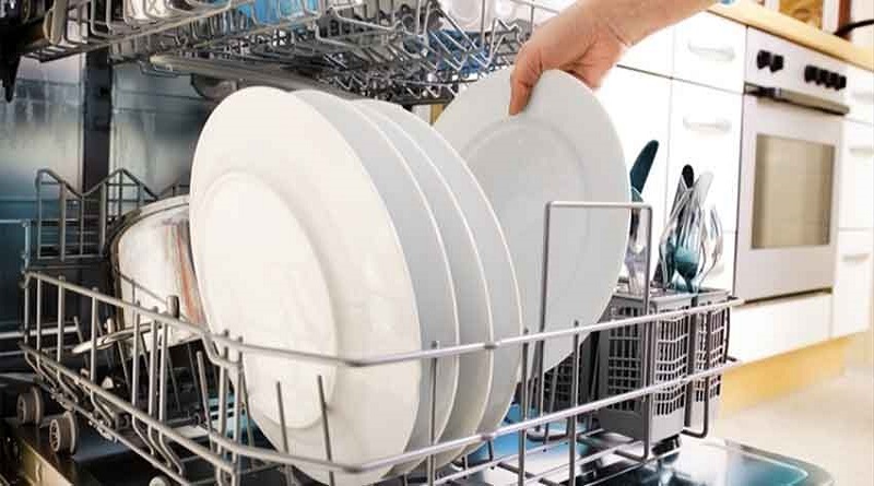 Lấy chén đĩa ra khỏi máy sau khi đã rửa xong Lấy chén đĩa ra khỏi máy sau khi đã rửa xong