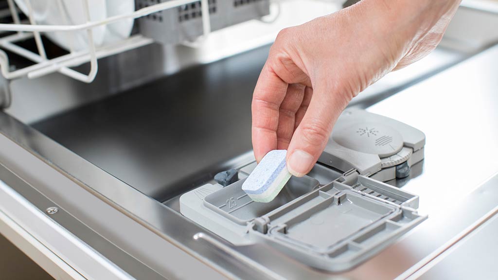 Hướng dẫn đổ chất tẩy rửa vào ngăn chứa