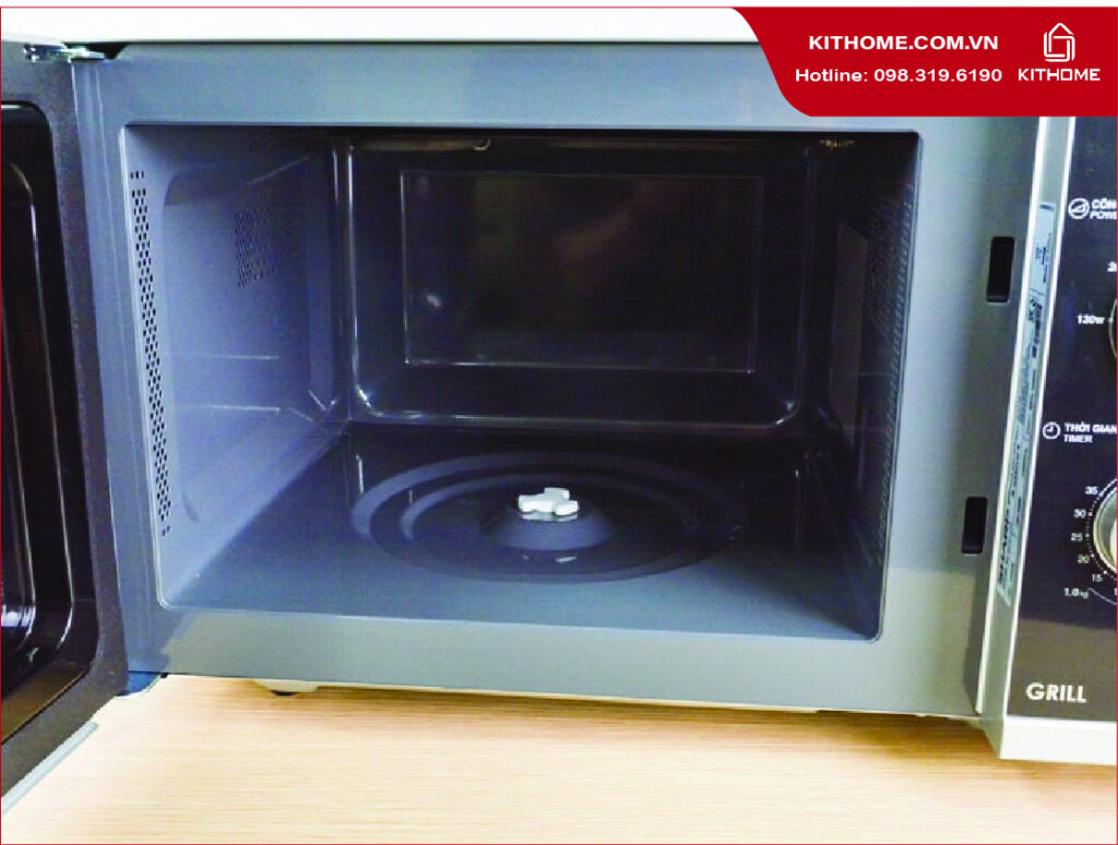 Dung tích lò lớn 23 lít, được trang bị đèn chiếu sáng Dung tích lò lớn 23 lít, được trang bị đèn chiếu sáng