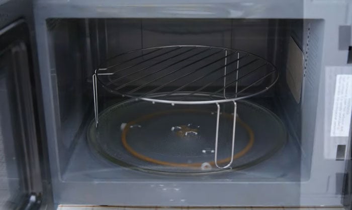 lò vi sóng Electrolux EMG23K22B có nhiều phụ kiện đi kèm