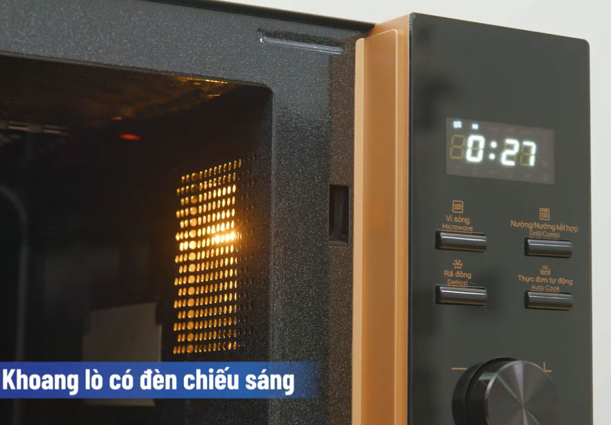 Khoang lò vi sóng Electrolux EMG25D59EB có đèn chiếu sáng Khoang lò vi sóng Electrolux EMG25D59EB có đèn chiếu sáng