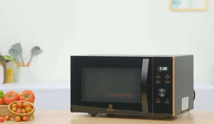 lò vi sóng Electrolux EMG25D59EB có thiết kế hiện đại lò vi sóng Electrolux EMG25D59EB có thiết kế hiện đại