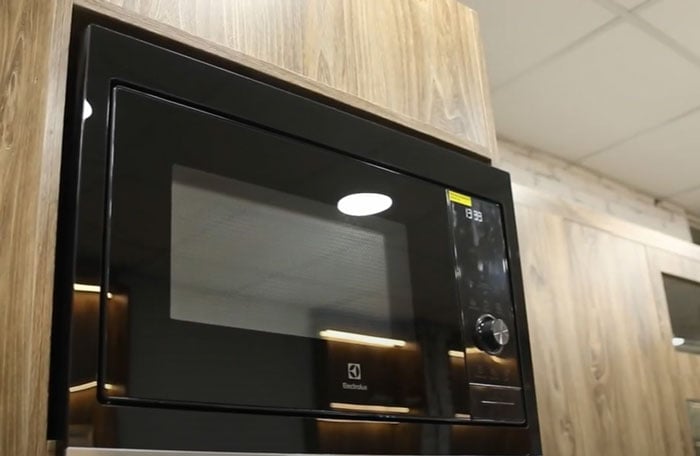 lò vi sóng Electrolux EMSB30XCF có thiết kế âm tủ