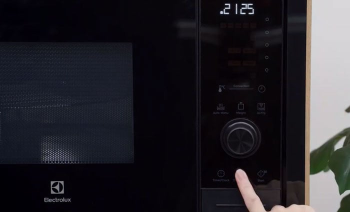 lò vi sóng Electrolux EMSB30XCF có trang bị khóa an toàn
