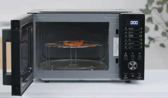 lò vi sóng Electrolux EMG23D22B có đầy đủ phụ kiện lò vi sóng Electrolux EMG23D22B có đầy đủ phụ kiện