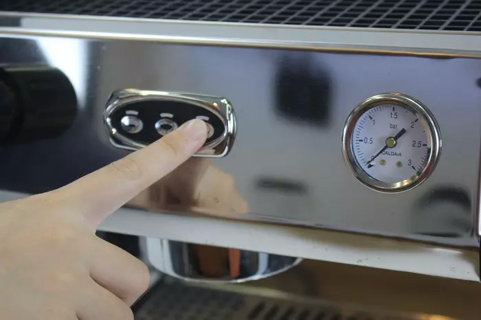 Máy có đồng hồ báo nhiệt độ và áp suất Máy pha cà phê Lacilio L100/LH1000