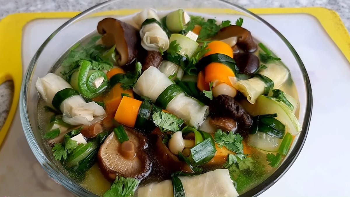 cach-lam-canh-cha-cuon-bap-cai-mon-chay-ngon-va-don-gianba-me-que-9-23-screenshot-1200x676-2 Canh bắp cải cuộn chả chay