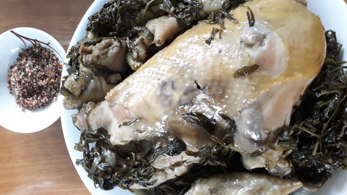 Gà hầm ngải cứu