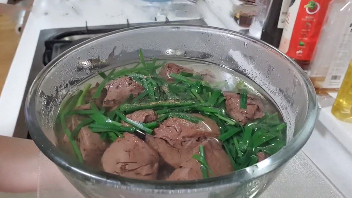 Canh huyết heo với hẹ và canh huyết heo nấu cay