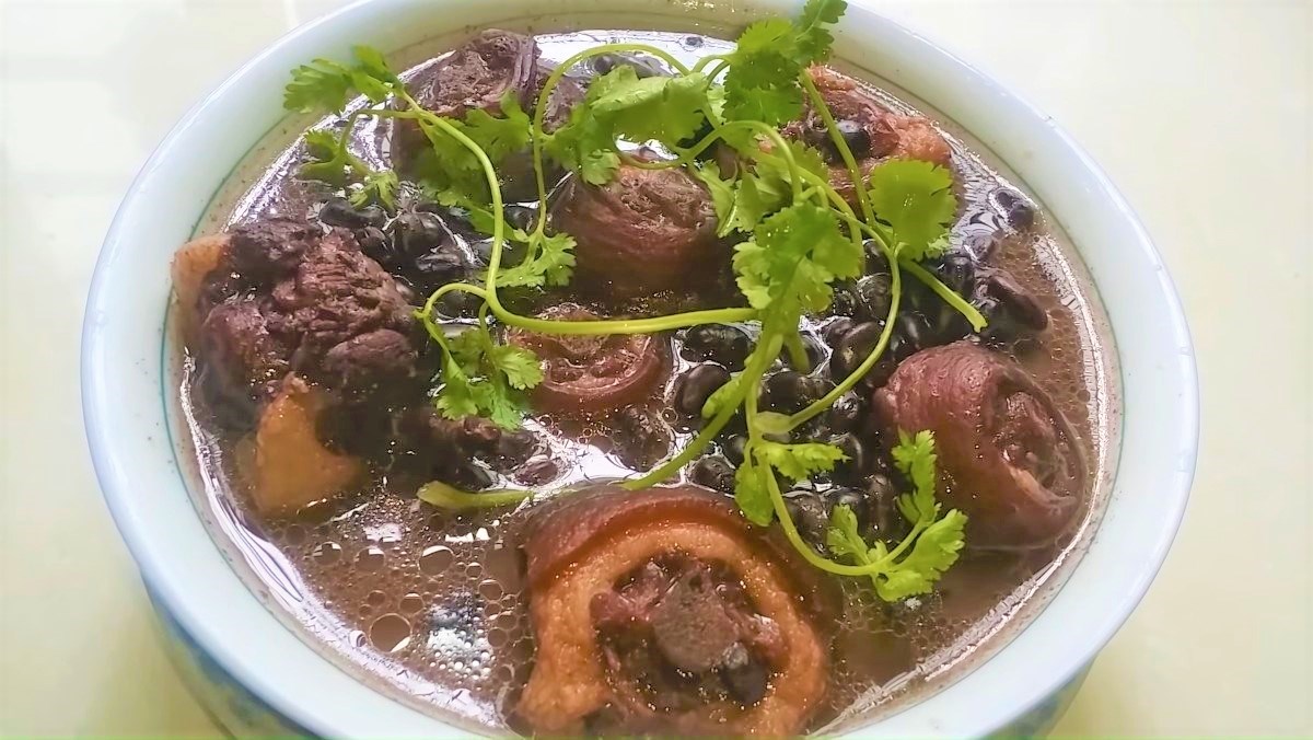 Đuôi heo hầm đậu đen