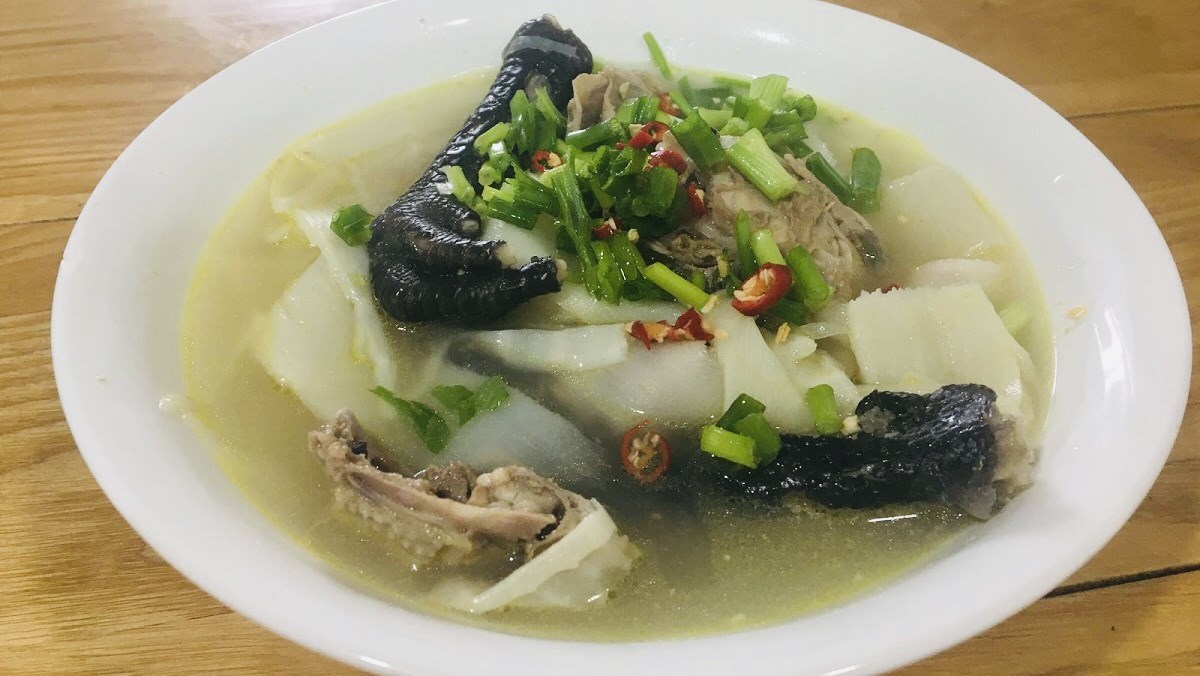 Canh gà nấu măng chua