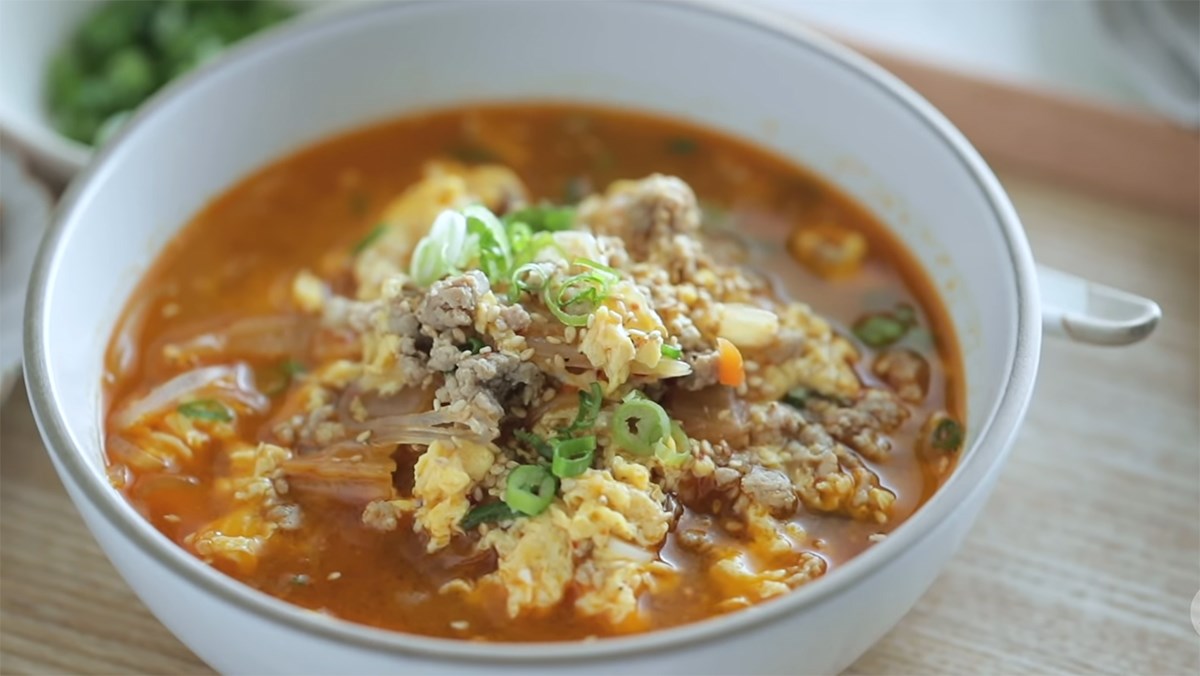 2 cách nấu canh kim chi trứng béo thơm đơn giản đổi vị cho bữa cơm 2 cách nấu canh kim chi trứng béo thơm đơn giản đổi vị cho bữa cơm