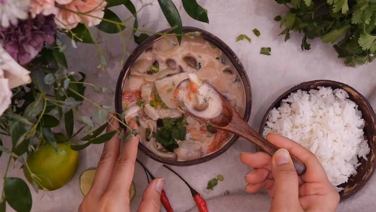 Cách nấu súp gà cốt dừa kiểu Thái - Tom Kha Gai béo ngậy chuẩn vị Thái 