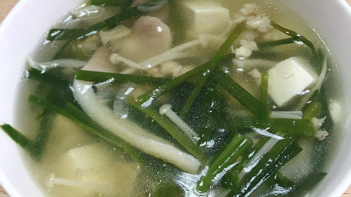 canh nấm đậu hũ non với hẹ và thịt băm thanh đạm cho cả nhà 