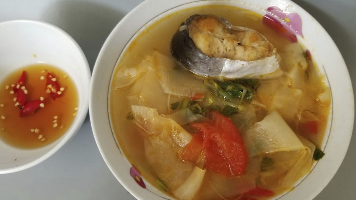 Canh cá basa nấu măng chua