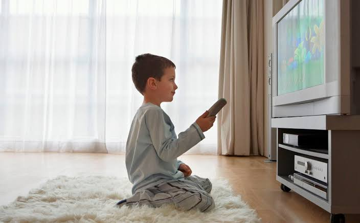 Trẻ Em Xem Tivi Nhiều Có Ảnh Hưởng Gì Không? 10 Tác Hại Cha Mẹ Cần Biết