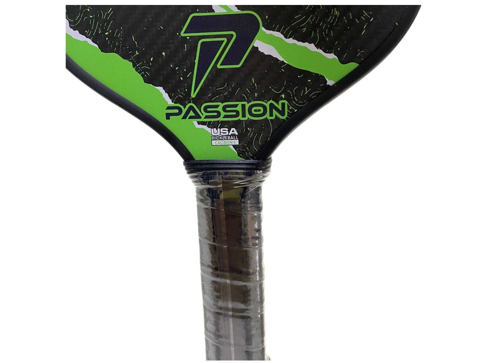 Passion Native N102 bọc cao su ở cán vợt Passion Native N102