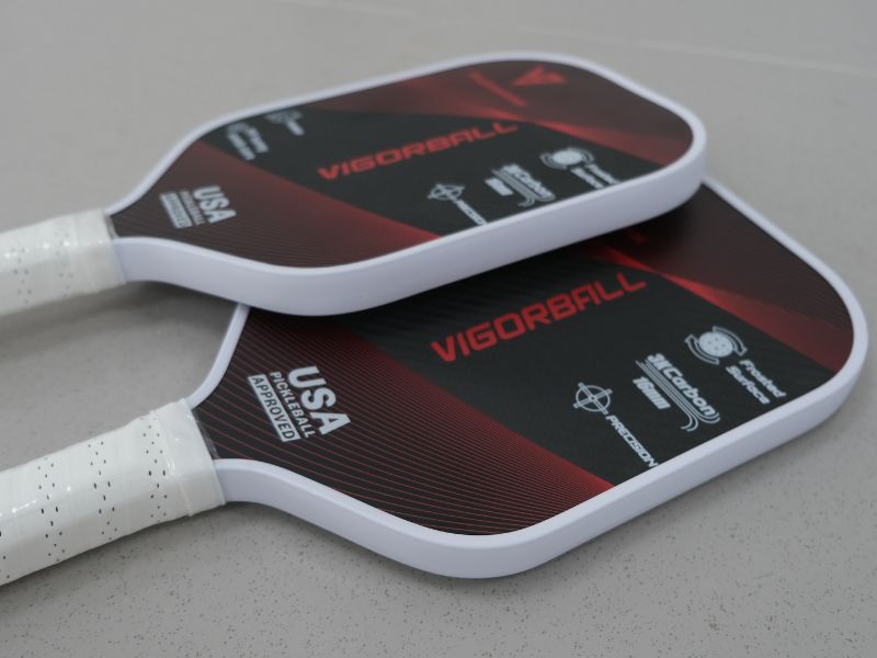 Vigorball Professional có mặt vợt làm từ sợi thủy tinh và sợi carbon Vigorball Professional