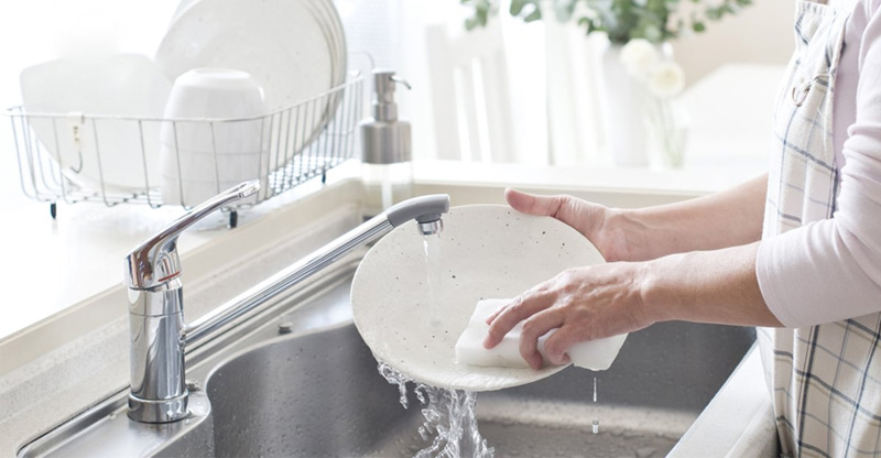 Tạm biệt ác mộng rửa chén bát: 5 mẹo cứu cánh cho hội “ngại nước rửa”