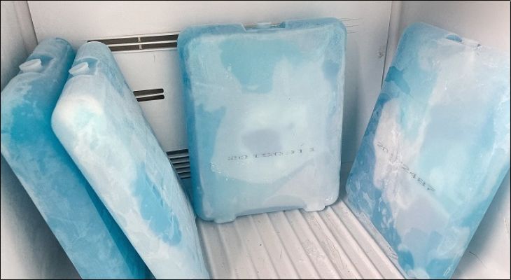Đặt các hộp đá gel vào ngăn đá của tủ lạnh Đặt các hộp đá gel vào ngăn đá của tủ lạnh